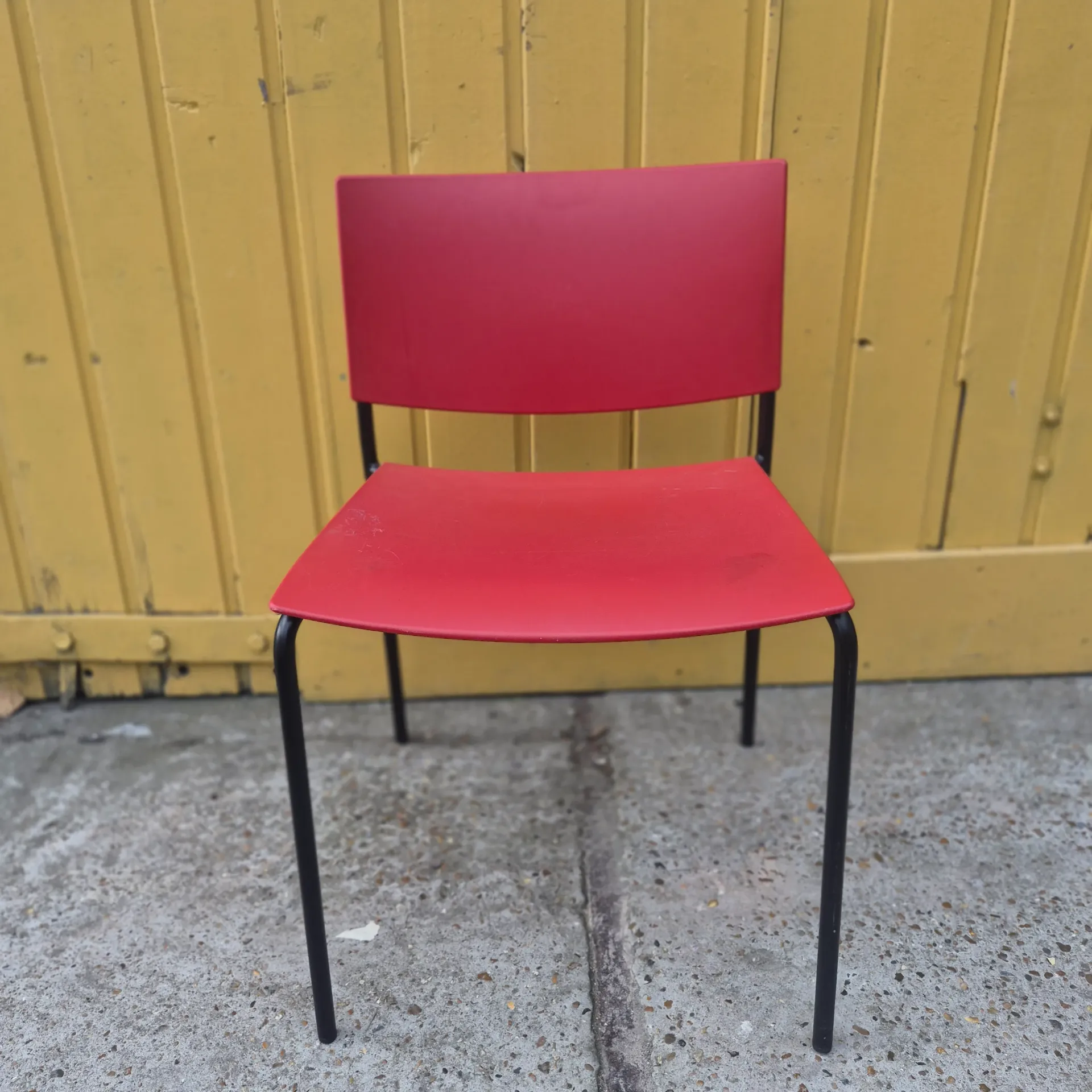 Stapelbare stoel Andreu World - rood kunststof