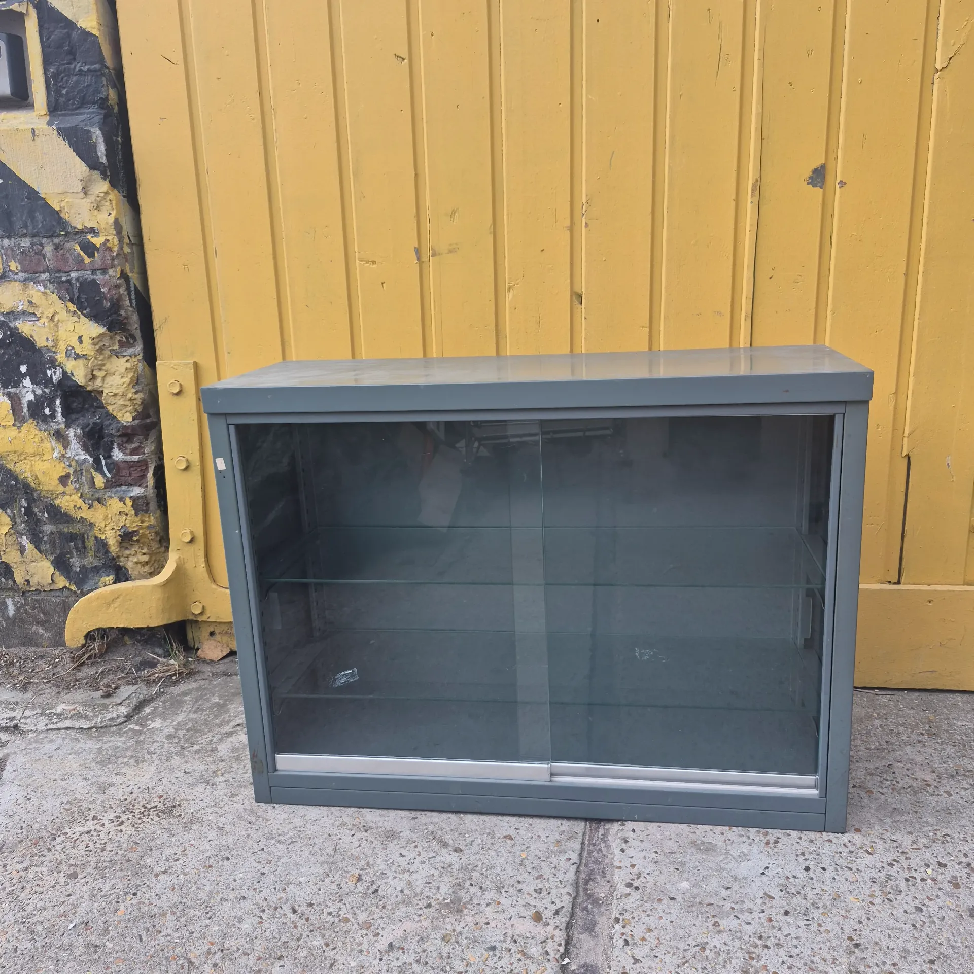 Industriële metalen kastjes met glazen schuifdeuren - 91,5x39,5x68 cm