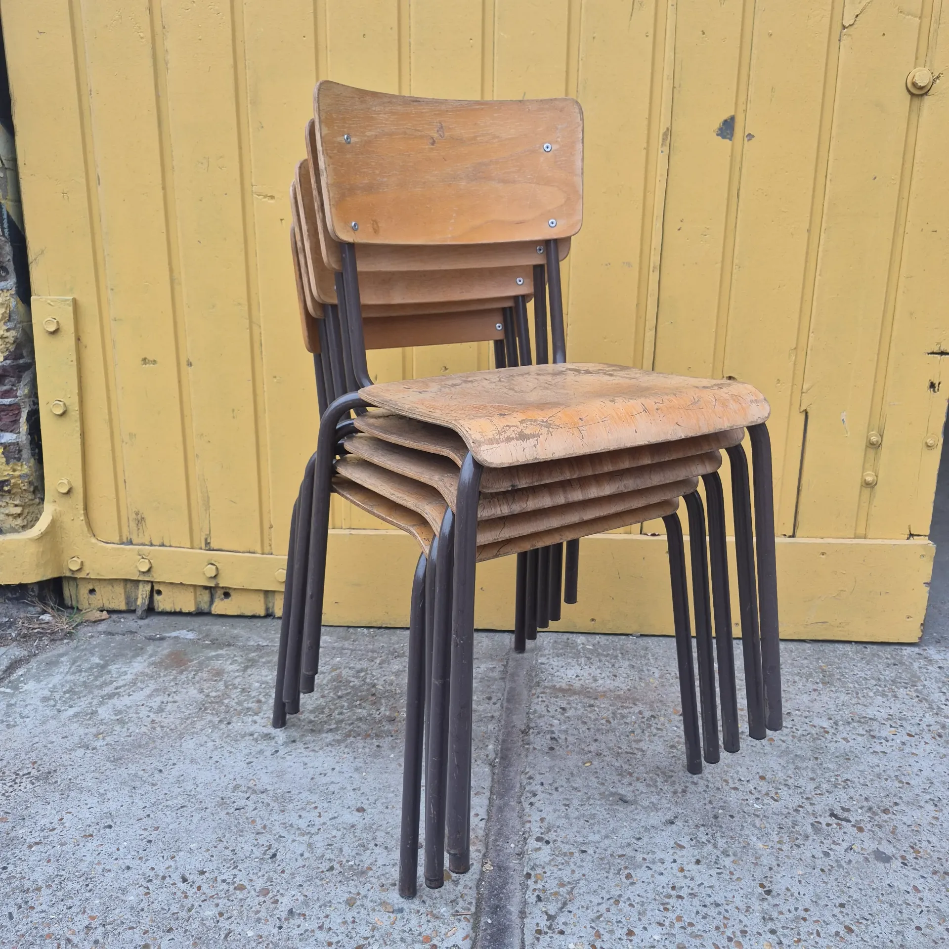 Stapelbare schoolstoelen met bruin onderstel (Type 1)